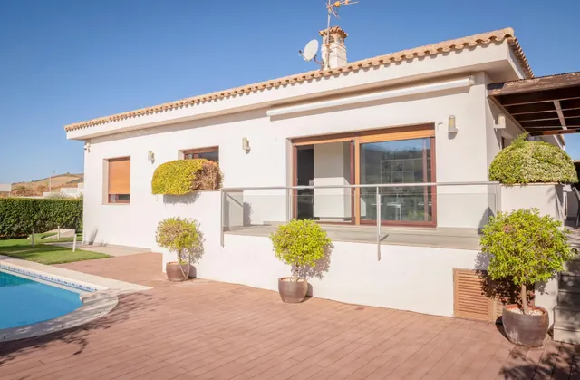 Exclusiva casa de lujo con piscina privada en un entorno tranquilo y selecto — 29