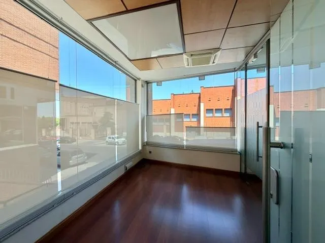 LOCAL EN UNA PLANTA, EN ESQUINA, ACONDICIONADO — 9