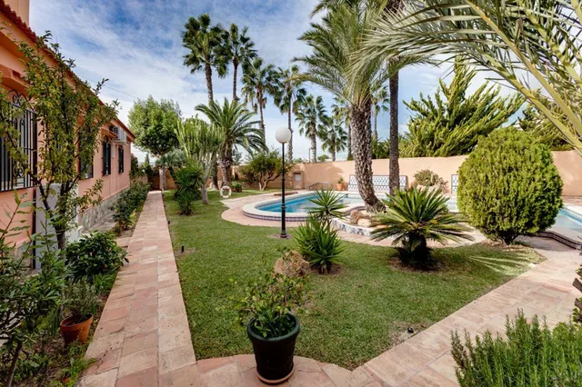 Villa independiente con 2.000 m2 de parcela y apartamento de invitados en El Chaparral — 12