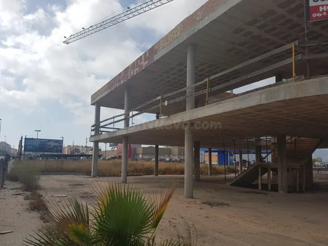 Edificio comercial, todavía en construcción (en fase de estr - foto 5