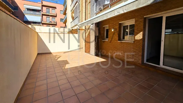 Piso totalmente exterior con gran terraza en el centro de Ca