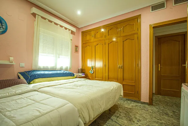 CHALET INDEPENDIENTE JUNTO AL VIEJO VIVERO EN BADAJOZ — 28
