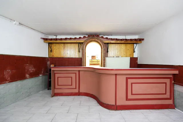 AMPLIO LOCAL EN ST ANDREU DE LA BARCA — 26
