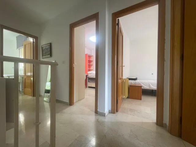 Amplia habitación  en Granada, Ideal para Estudiantes — 12