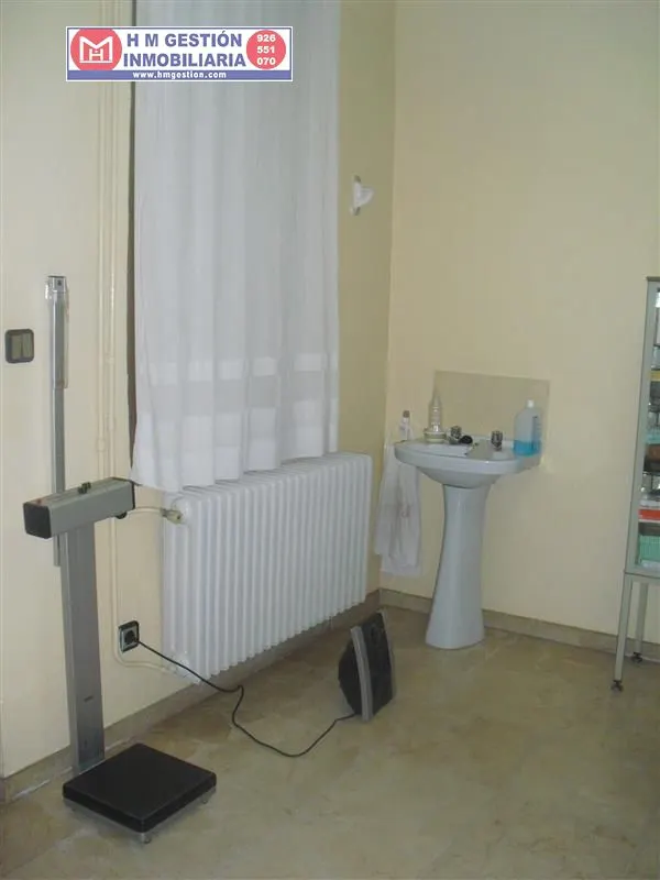 Casa en zona centro de Alcázar a 5 minutos de la Plaza de España, En planta baja.: Garaje para dos coches, 3 habitaciones, servicio, patio cubierto distribuidor, patio exterior de 50 m2 y cuarto de — 3