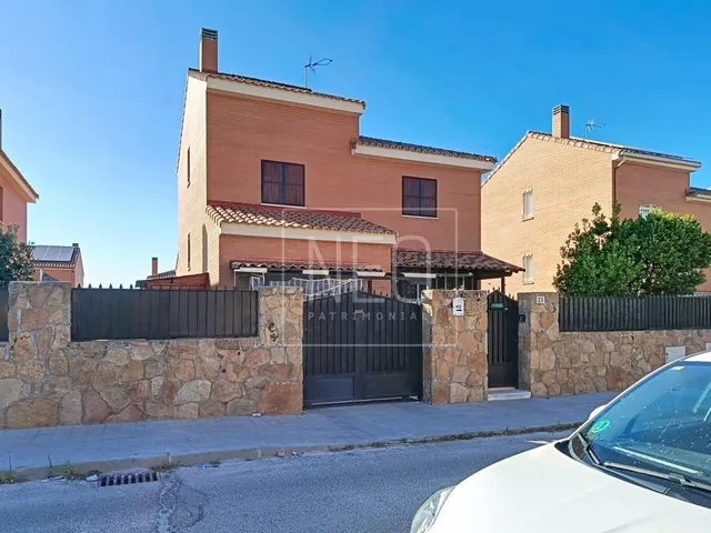 UNIFAMILIAR INDEPENDIENTE EN CALLE ALCORCON, MORALEJA DE ENMEDIO. — 30