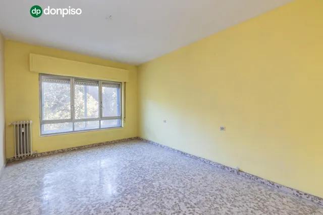 Piso en esquina con terraza y vistas a Plaza Mariana Pineda, Granada — 20