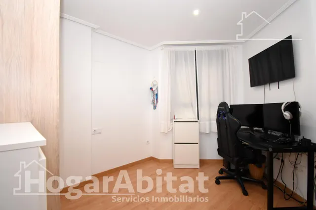 Seminuevo con piscina, garaje, trastero y terraza cerca del mar — 18