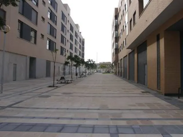 Local comercial en alquiler en Plaza Instituto. - foto 2