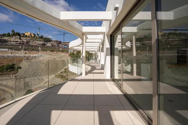 Espectacular Ático de Lujo con solarium, piscina privada y vistas al mar. 4 dormitorios y 4 baños. Benahavis — 42