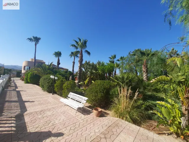 Elegante chalet con maravilloso jardín y vistas privilegiadas. — 5