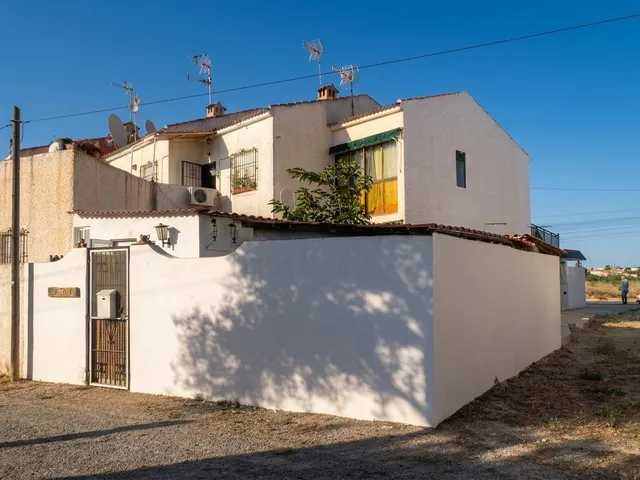 Tu refugio mediterráneo frente a la laguna rosa: un bungalow con amplio patio y muchas posibilidades — 18