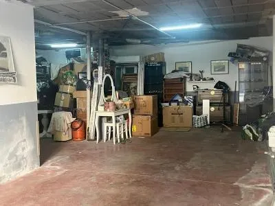 ¿Buscas un local con vado, buena fachada y potencial de rentabilidad? Este espacio diáfano en Valdeolleros puede ser la oportunidad que estabas esperando. — 10
