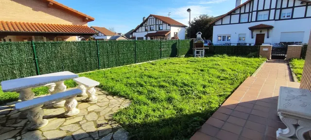CHALET CON JARDÍN A UN PASO DEL CENTRO DE TORRELAVEGA.- — 27