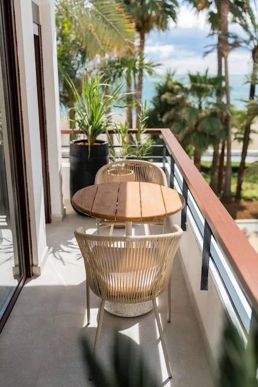 Exclusivo apartamento reformado a estrenar en primera línea de playa, con vistas al mar en el Puerto de Estepona — 18