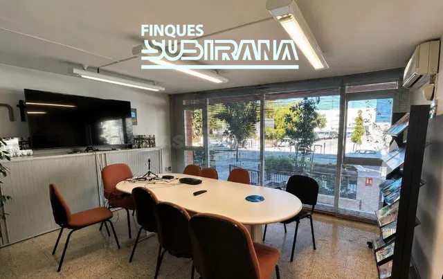 Local comercial lluminós i versàtil en una ubicació excel·le - foto 2