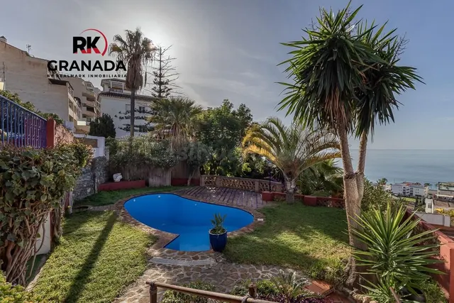 CASA SINGULAR CON JARDIN Y VISTAS A LA BAHIA DE LA HERRADURA