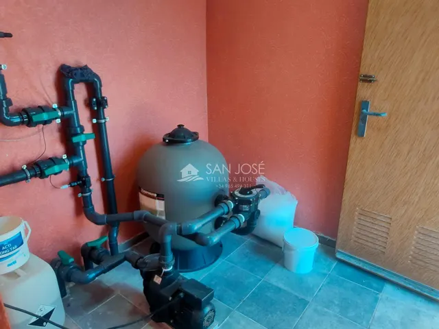SE VENDE CHALET CON PISCINA EN MUY BUEN ESTADO EN ASPE ZONA DE UCHEL — 35