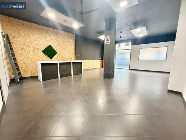 Local comercial en alquiler, se encuentra situado en zona Re - foto 2
