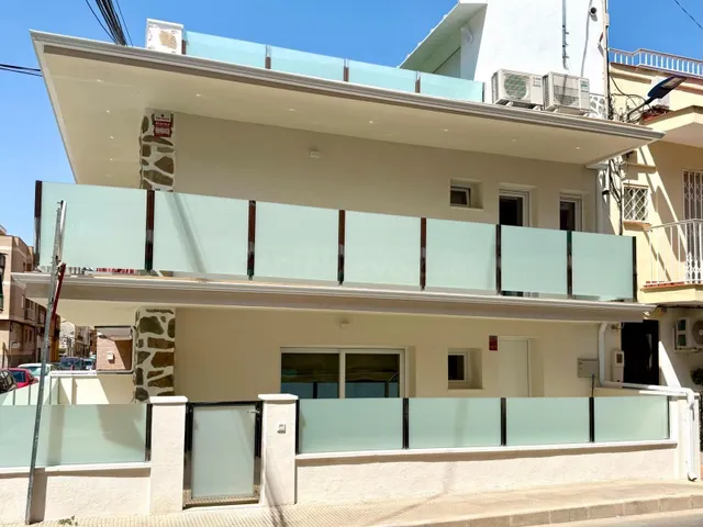 Casa adosada totalmente reformada, finalizada en 2026, con vistas laterales al Mar Menor. — 2