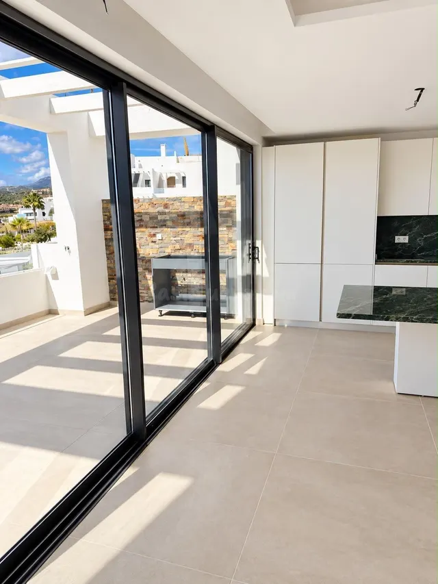Ático de lujo con piscina infinity privada en Estepona, a 1 km de la playa — 3