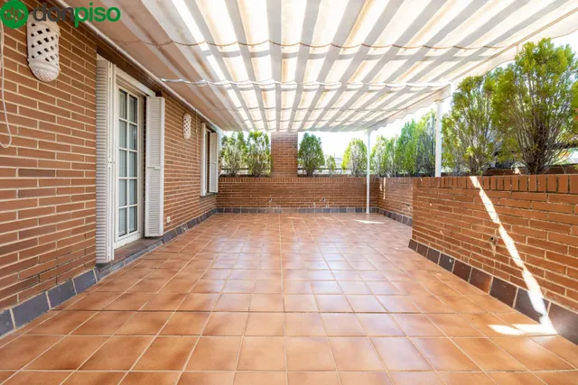 CHALET ADOSADO EN URBANIZACIÓN ADORATRICES — 40