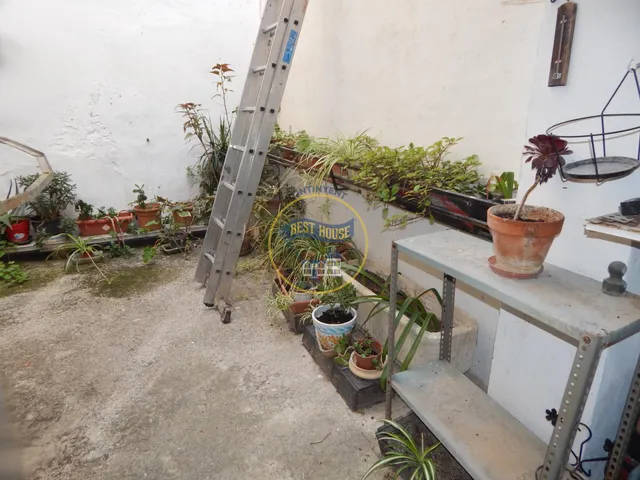 Dos locales colindantes, con patio, en Ontinyent. — 4