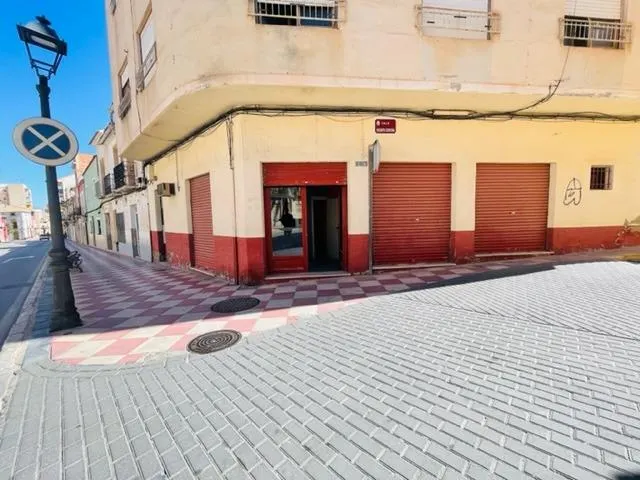 EDIFICIO DE 3 PISOS DE 3 habitaciones +LOCAL COMERCIAL Y 3 TRASTEROS