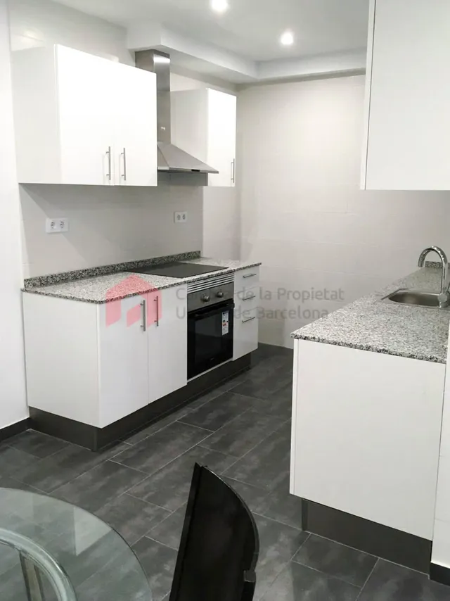 Local comercial de 990 m2 distribuidos en 2 plantas y con 2 viviendas. — 25