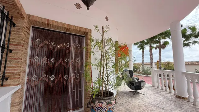 VILLA DE 4 DORMITORIOS Y 3 BAÑOS. PARCELA DE 1.850 M2. CON PISCINA CLIMATIZADA Y CASA DE INVITADOS INDEPENDIENTE EN CATRAL. — 13