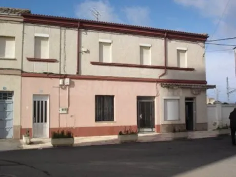 SE VENDE CASA EN PALANQUINOS, IDEAL PENSIÓN.