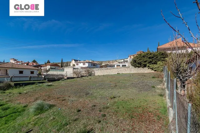 Magnífico solar de 600 m2 con vistas despejadas para el rest