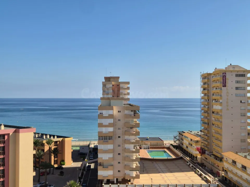 Apartamento situado en la urbanización Torre Luquillo, en el kilómetro 5,5 de La Manga del Mar Menor, que destaca por sus impresionantes vistas tanto al Mar Menor como al mar Mediterráneo.