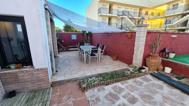 Chalet de 71 m2 con terraza y piscina a muy pocos metros de la playa — 3