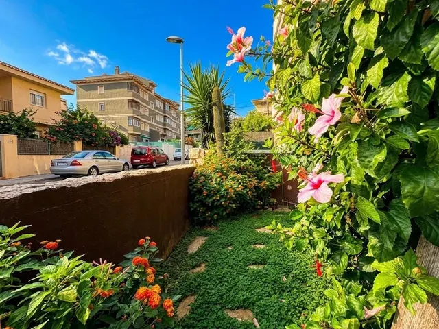 3 dormitorios, jardín, parking, piscina comunitaria. — 12