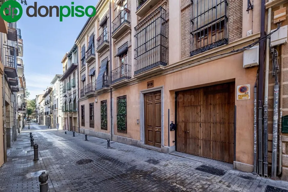 Garaje y Trastero en el Corazón de Granada