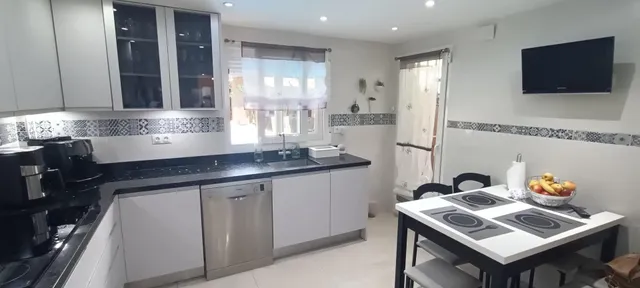 CASA DE 3 PLANTAS CON GARAJE Y PISCINA PRIVADA — 10