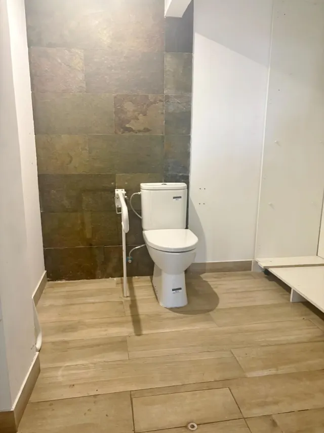 Local comercial 1 habitación 185m² en alquiler - Valdelacasa — 15