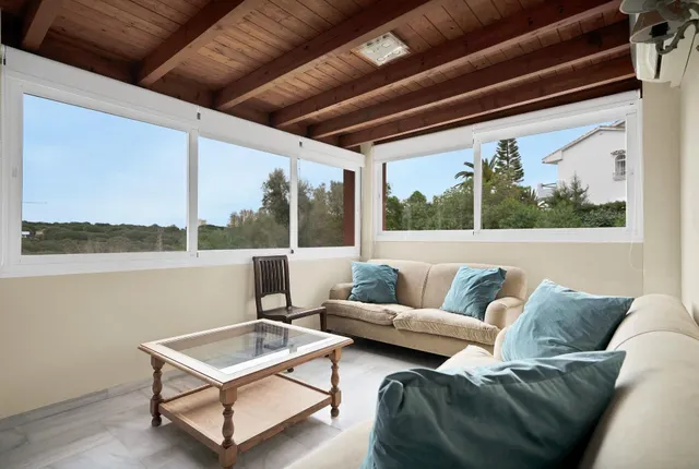 Alquiler larga temporada - Villa Privada con Piscina y Amplio Jardín en Cerrado de Elviria, Marbella — 26