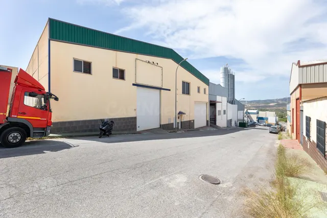 SE VENDE  Nave Industrial en Dúrcal con Instalaciones Completas y Cámara Frigorífica — 2