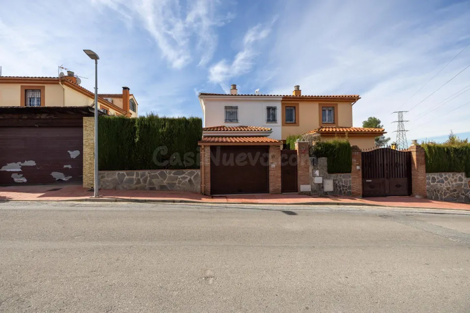 ✨ ¡Tu nuevo hogar con piscina a solo 15 minutos de Granada!
