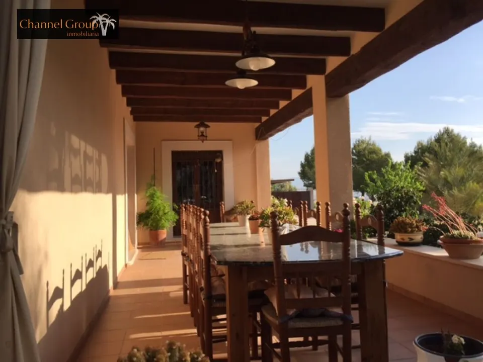 SE VENDE MAGNIFICO CHALET NOVELDA