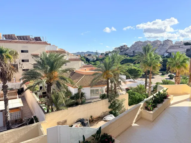 Apartamento con una gran terraza esquinera en  la urbanización Arpón II, en el kilómetro 4 de La Manga del Mar Menor. — 28