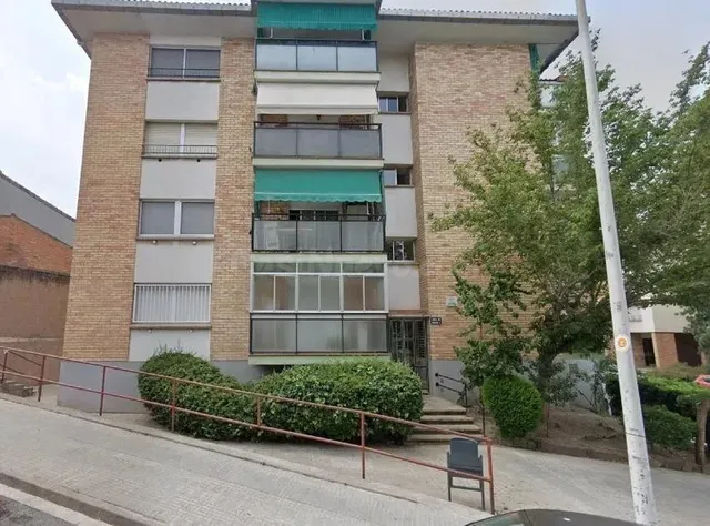 Se vende piso OKUPA en Manresa (Barcelona).
