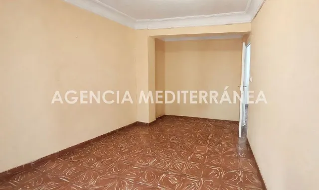 ¡Gran oportunidad de inversión en En Corts! Piso exterior con balcón y muchas posibilidades — 7