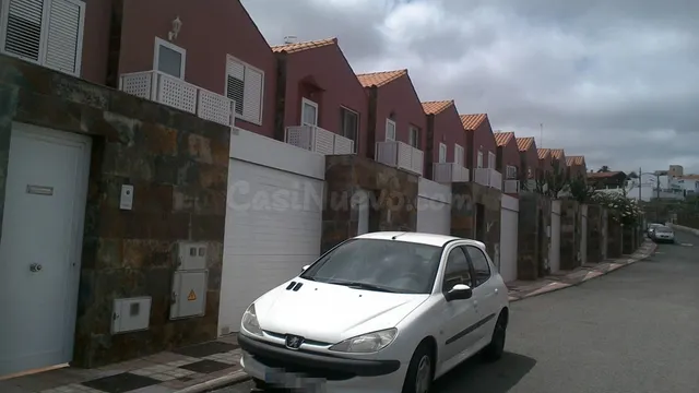 Se vende Casa Adosada OKUPADA en Calle Acoran 2 Firgas, (Las