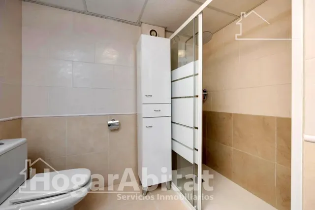 PRECIOSO ÁTICO CON DOS TERRAZAS, GARAJE Y PISCINA JUNTO AL MAR — 45