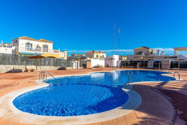 Serena V – Adosado tipo Quad con 3 dormitorios, jardín, piscina comunitaria y parking privado en Los Altos — 5