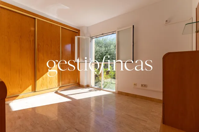 Espectacular bajo con gran jardín privado, piscina y parking a 5 minutos del mar — 13