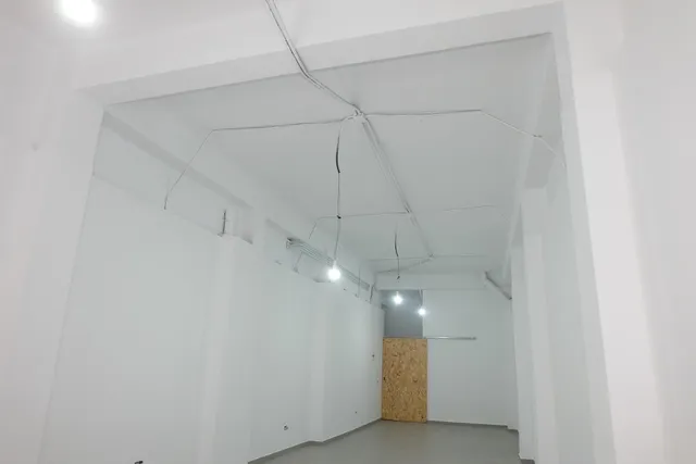 Local comercial muy amplio situado en la Calle Cardenal Benlloch. — 11